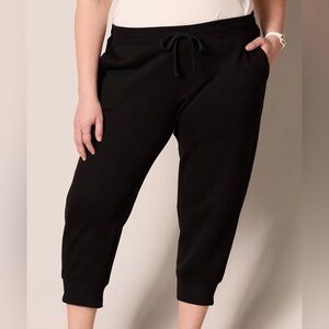 NWT-Amazon Essentials Women’s Plus 5X Black Fleece Capri Jogger Sweatpants